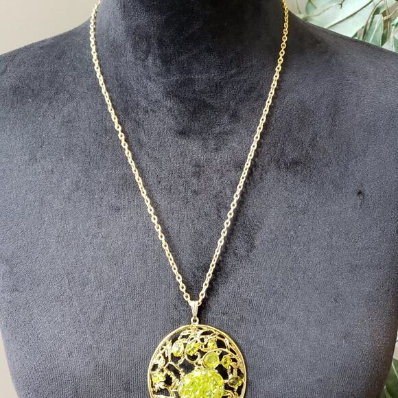 Womens Gold Tone Jade Chip Medallion Filigree Necklace with Spring Rong Clasp - Picture 3 of 7